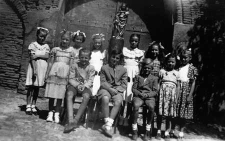 NiÃ±os austriacos acogidos por familias de Herrrera de los Navarros en la Iglesia de la localidad.
