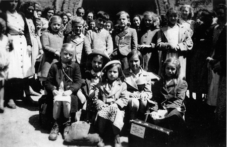 NiÃ±os austriacos acogidos por familias de Herrera de los Navarros.
