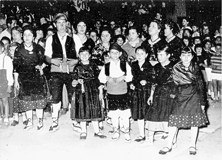 ActuaciÃ³n del grupo de jota de mayores e infantiles. Daroca.
