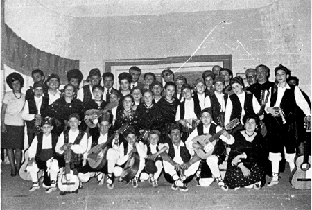 Rondalla con el Padre JosÃ© Valencia en Daroca.