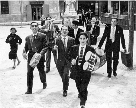 Los mÃºsicos junto a jÃ³venes divirtiÃ©ndose. Daroca.