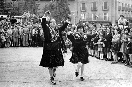 Dos jÃ³venes bailando la jota durante una actuaciÃ³n. Daroca.