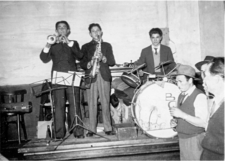 Un grupo de maigos tocando la trompeta en "El BretÃ³n". Daroca.