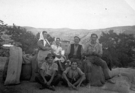 Los segadores descansan encima de las talegas. Daroca.