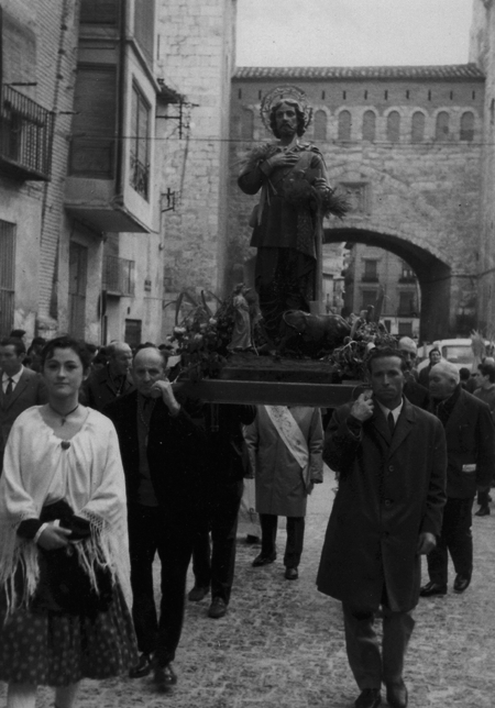 Agricultores portando en hombros a su patrÃ³n San Isidro Labrador. Daroca.