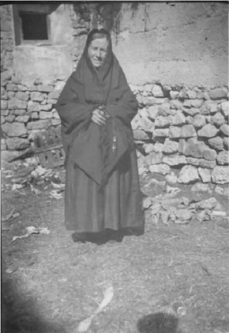 Abuela con mantÃ³n. Torremocha.