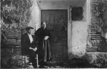 Abuelos en la puerta de casa. Torremocha.