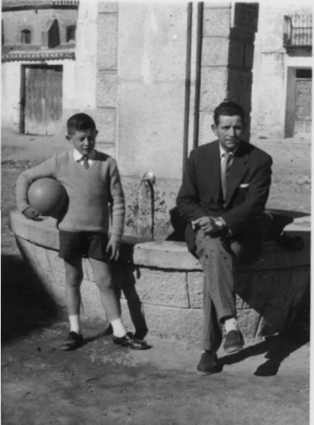 Juan y su padre en la fuente. Torremocha.