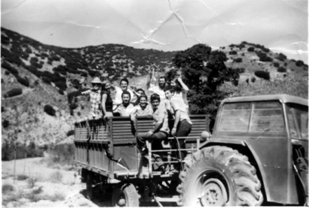 Grupo de amigos sobre un tractor. Torremocha.