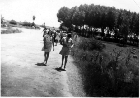 Grupo de mujeres caminando hacia el lavadero. Torremocha.