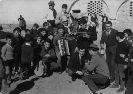 Grupo de jÃ³venes y niÃ±os con instrumentos en las fiestas de Torremocha.