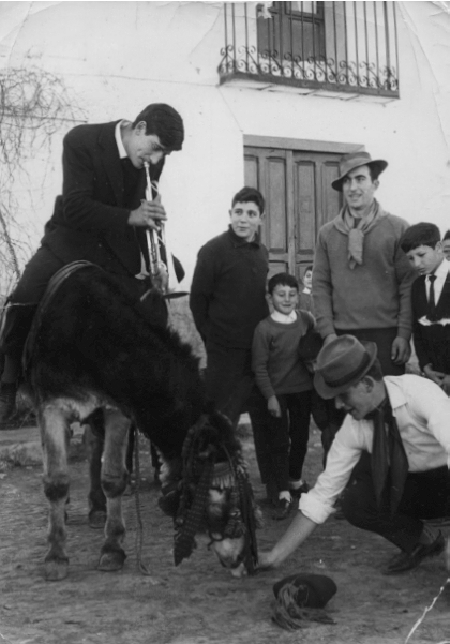 JÃ³venes con un burro en las fiestas de Torremocha.