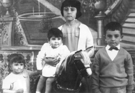 NiÃ±os junto a un caballito. Villarquemado.
