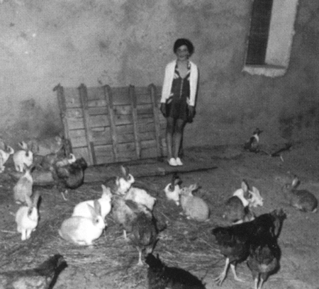 MarÃ­a JesÃºs con conejos y gallinas. Villarquemado.