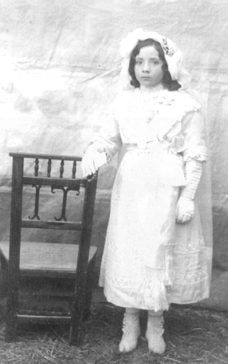 Pilar en el dÃ­a de su Primera ComuniÃ³n. Villarquemado.