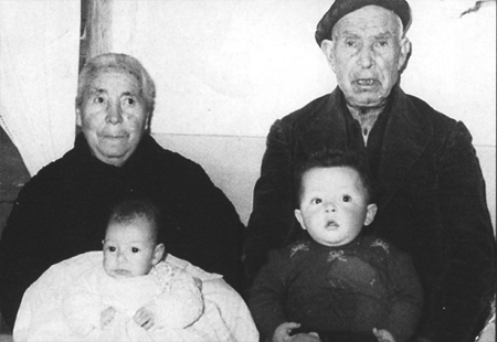 Abuelos y nietos. RetascÃ³n.