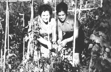 Angelita y MarÃ­a JesÃºs en el huerto. RetascÃ³n.