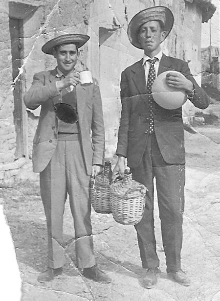 Amigos con sombreros y garrafas de vino. RetascÃ³n.