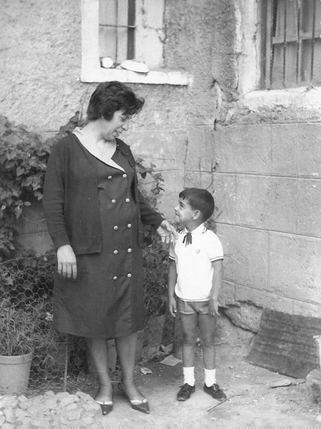 NiÃ±o y mujer en el patio de casa. RetascÃ³n.