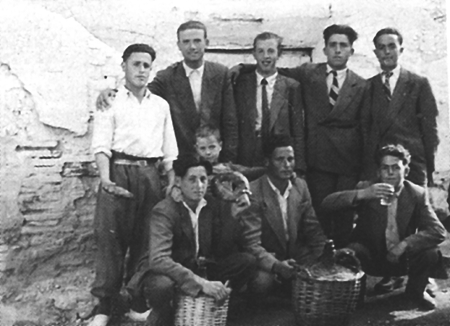 Vecinos de RetascÃ³n con garrafones de vino.