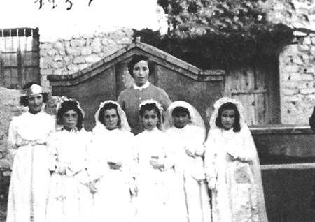 Grupo de niÃ±as en el dÃ­a de su Primera ComuniÃ³n. RetascÃ³n.