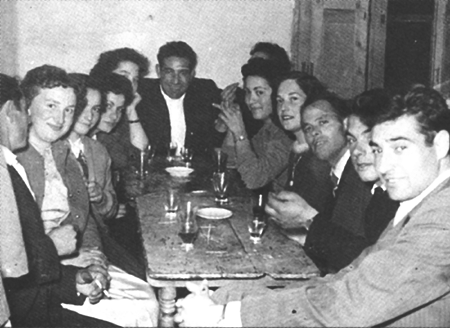 Vecinos de RetascÃ³n alrededor de la mesa.