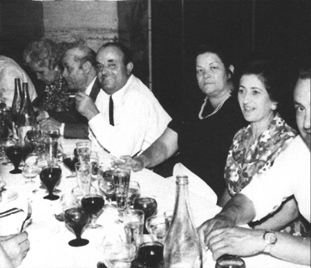 Vecinos de RetascÃ³n celebrando una comida.