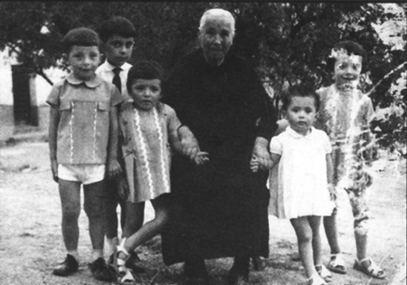 Abuela Juliana y nietos. RetascÃ³n.