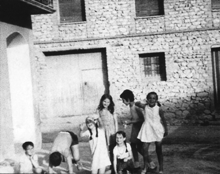 Grupo de niÃ±os jugando en la plaza. RetascÃ³n.
