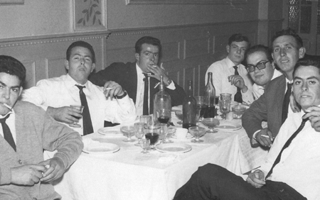 Amigos de RetascÃ³n durante una comida.