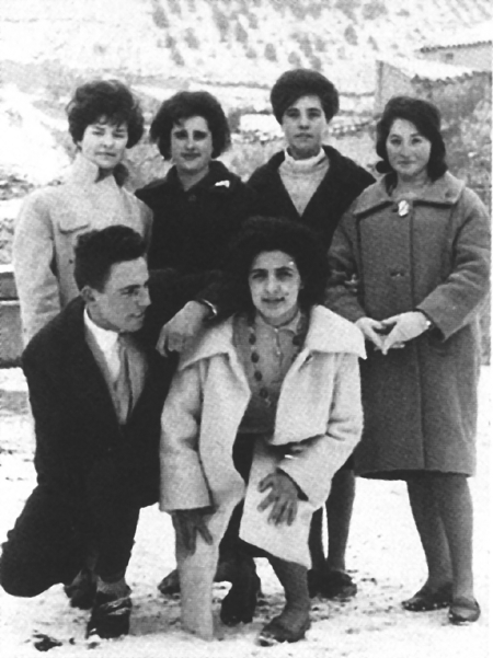 Grupo de amigos en un dÃ­a de nieve. RetascÃ³n.