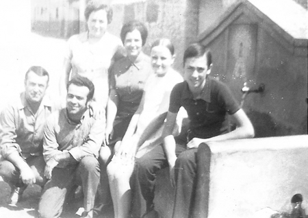 Grupo de amigos de RetascÃ³n junto a la fuente.