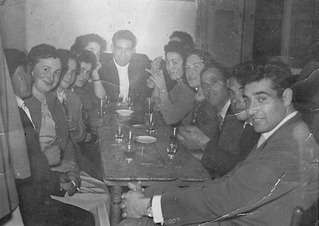 Grupo de amigos de RetascÃ³n alrededor de una mesa.