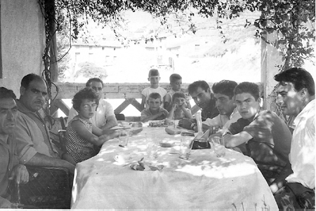 Vecinos de RetascÃ³n alrededor de la mesa.