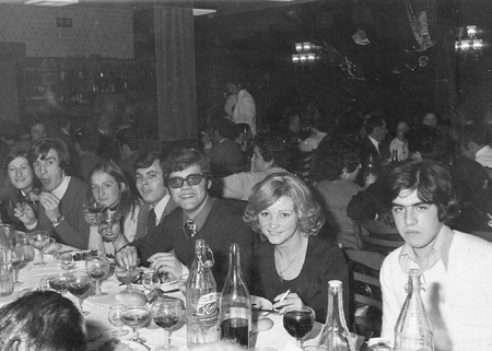 Grupo de invitados a una celebraciÃ³n. RetascÃ³n.