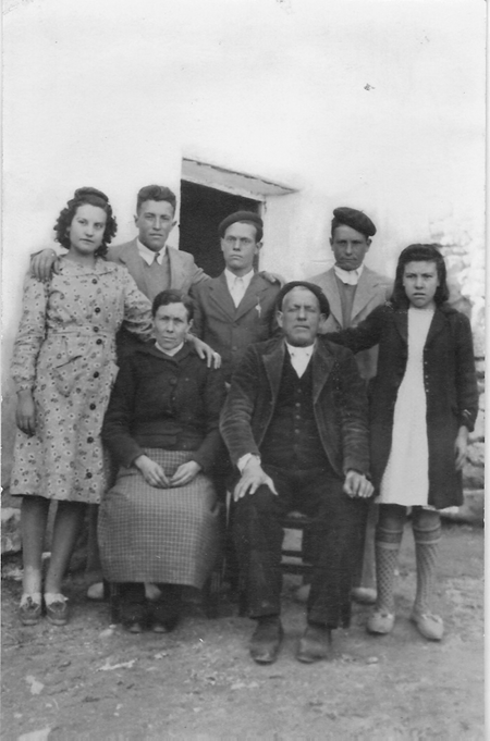 Retrato familiar en la puerta de casa. RetascÃ³n.