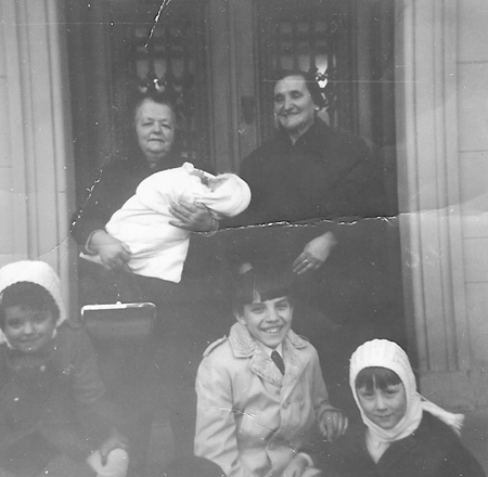 Vecinos de RetascÃ³n en la puerta de casa.