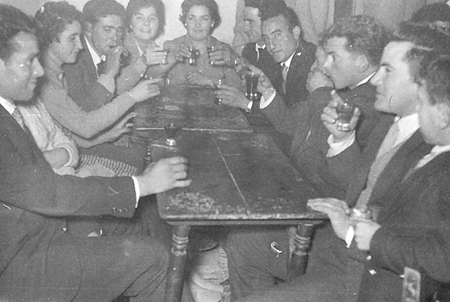 Amigos bebiendo alrededor de la mesa. RetascÃ³n.