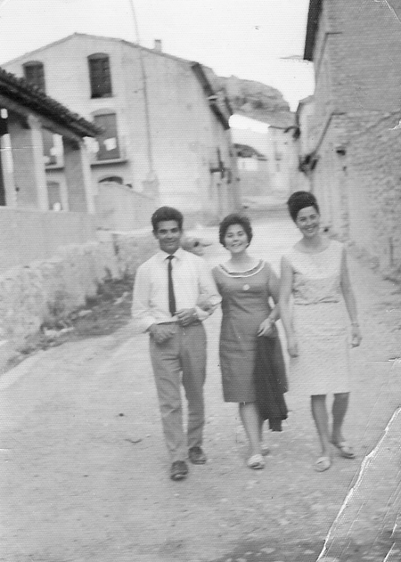 Vecinos de RetascÃ³n por una calle de la localidad.