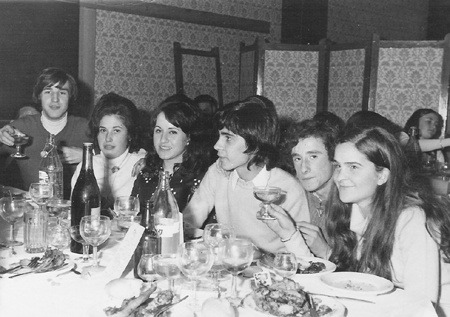 Grupo de jÃ³venes invitados a una celebraciÃ³n. RetascÃ³n.