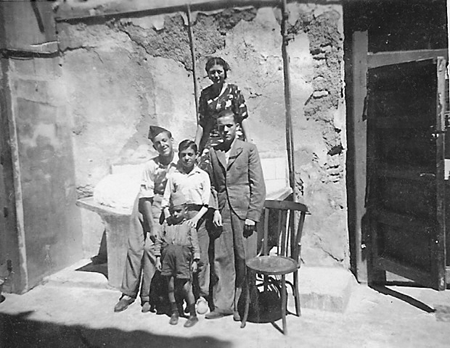 Vecinos de RetascÃ³n en el patio de casa.