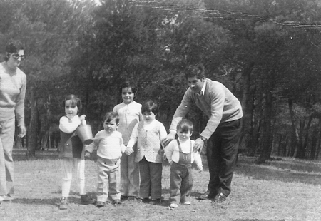 Grupo de niÃ±os en el campo. RetascÃ³n.