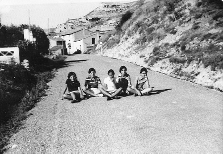 Grupo de niÃ±os en la carretera de RetascÃ³n.