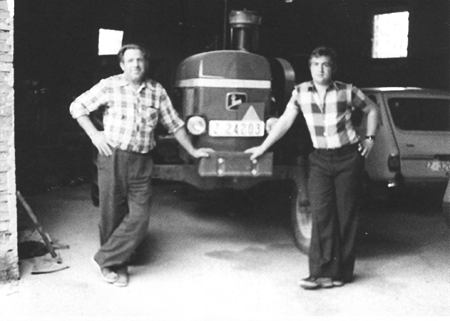 AndrÃ©s y JoaquÃ­n Esteban con tractor en RetascÃ³n.