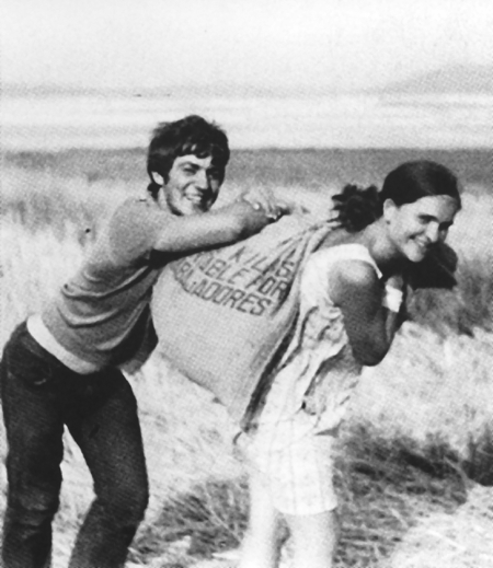 JoaquÃ­n Esteban y Marisa Visiedo en las eras. RetascÃ³n.