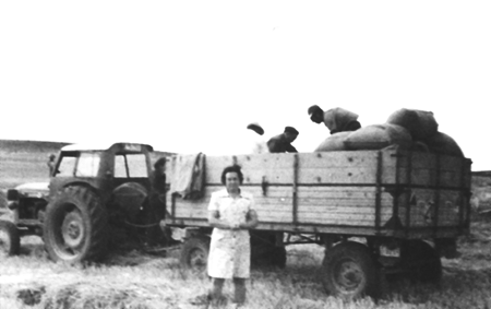 Avelina PÃ©rez junto a un camiÃ³n. RetascÃ³n.