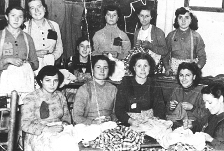 Mujeres realizando labores de costura. RetascÃ³n.