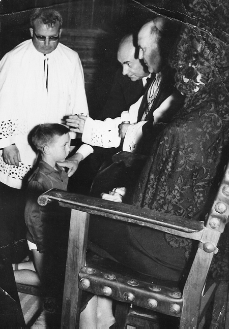 El obispo confirmando a un niÃ±o de RetascÃ³n.