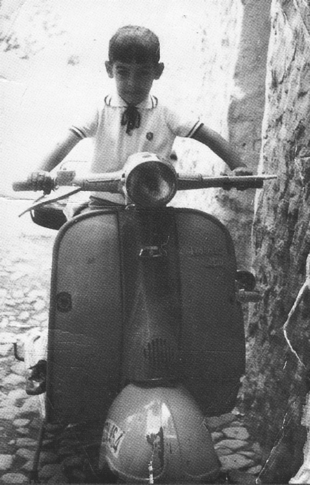Arturo JuliÃ¡n sobre una motocicleta. RetascÃ³n.