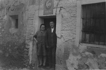 Pareja en la puerta de casa. Lagueruela.